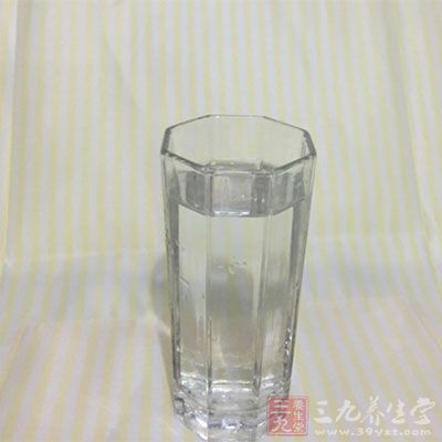 每喝一口酒，就補(bǔ)充一部分水分