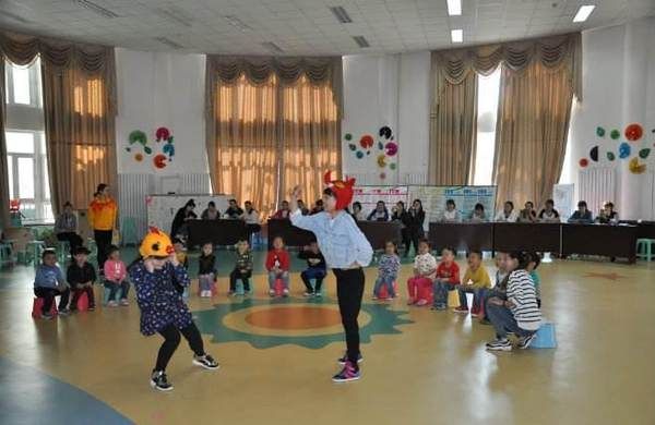 幼兒園大班健康教案《原地左右手拍球》