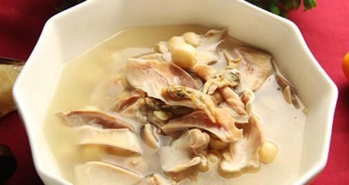 健康饮品（一道美味又营养的汤品/猪肚和薏米的健康搭配/煲汤小技巧大公开）