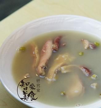 健康饮品（一道美味又营养的汤品/猪肚和薏米的健康搭配/煲汤小技巧大公开）