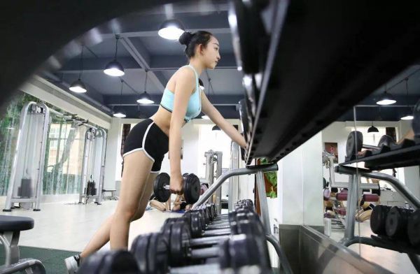 学校美女健身图片