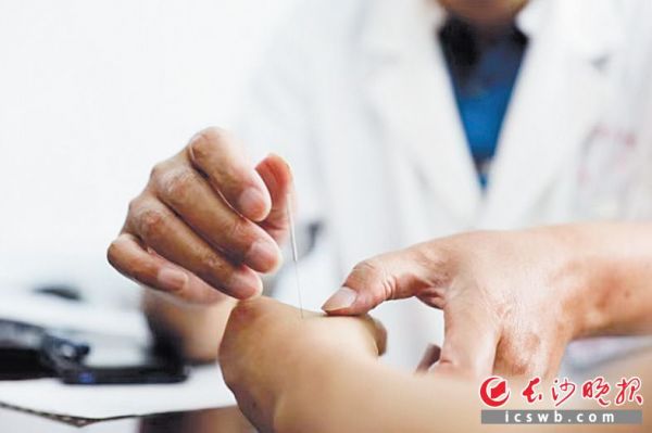 不能在饮酒大醉、劳累、过分饥饿等情况下进行针灸。 长沙晚报通讯员 袁利 摄