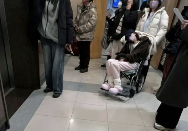 急诊偶遇赵露思坐轮椅 健康状况引担忧