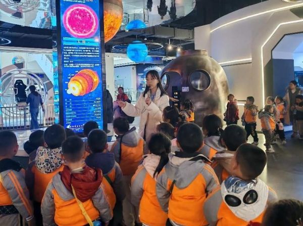 童心探科學(xué) 共筑強(qiáng)國夢