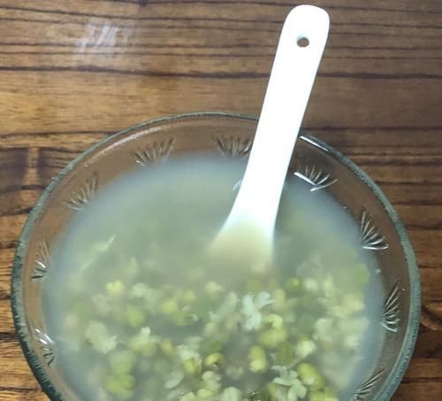健康養(yǎng)生，小腸綠豆湯的做法與營養(yǎng)價值（小清新的湯水，從小細節(jié)開始關注腸道健康）