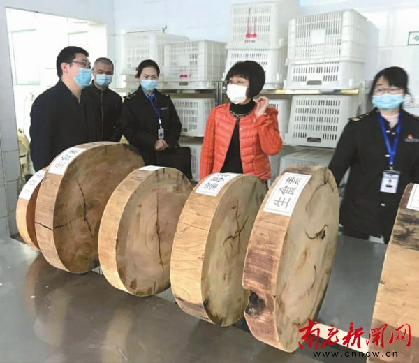 執(zhí)法人員檢查校園食堂