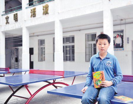 一臉稚氣的鄭展翅出版了自己第一本童話書，靈感來源于游戲植物大戰(zhàn)僵尸。 鄒麟 攝