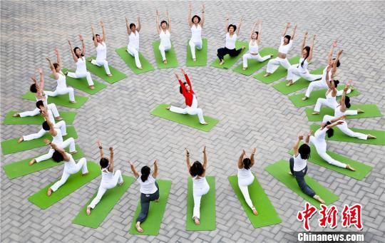 甘肃张掖上演“瑜伽秀”传递健康生活理念