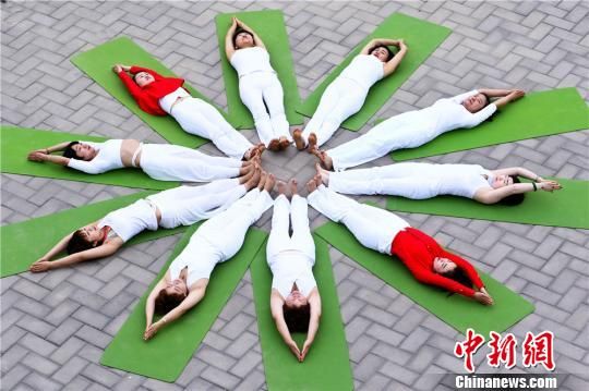 图为瑜伽爱好者练瑜伽。 王将 摄