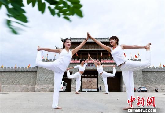 图为瑜伽秀。 王将 摄