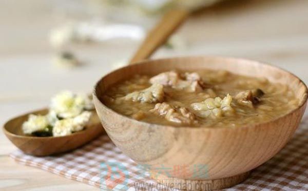 蜂蜜養(yǎng)生保健食譜——山楂桃仁蜜露。山楂500克，桃仁100克，蜂蜜250克——第六味道
