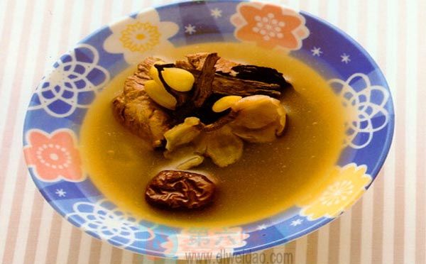 蜂蜜養(yǎng)生保健食譜——首烏丹參蜂蜜飲。何首烏15克，丹參15克，蜂蜜20克——第六味道