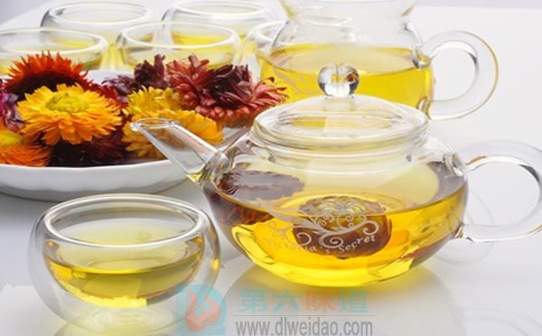  蜂蜜養(yǎng)生保健食譜——雙花蜂蜜飲。金銀花10克，杭菊花10克，蜂蜜適量——第六味道