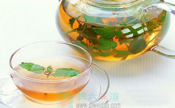 蜂蜜養(yǎng)生保健食譜——蜂蜜茶。綠茶10克，蜂蜜20克——第六味道