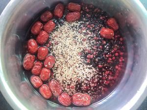 低GI低糖健康黑米紅豆藜麥飯健身和長(zhǎng)痘人士必備能量球的做法 步驟2