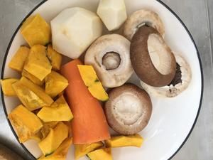 健康低卡——蔬菜黑米燜飯·適合怕胖朋友·超簡單的做法 步驟1