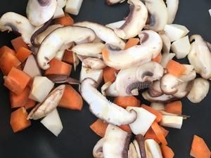 健康低卡——蔬菜黑米燜飯·適合怕胖朋友·超簡單的做法 步驟4