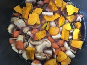 健康低卡——蔬菜黑米燜飯·適合怕胖朋友·超簡單的做法 步驟5