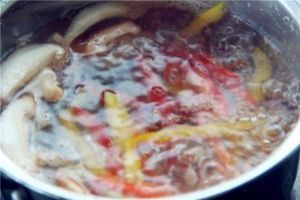 教你泡面的“健康吃法”—— 五彩拌面的做法步骤 第3步