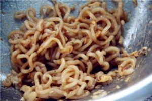 教你泡面的“健康吃法”—— 五彩拌面的做法步骤 第6步