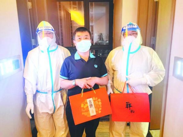 　　集中健康監(jiān)測人員收到了“節(jié)日大禮包”。