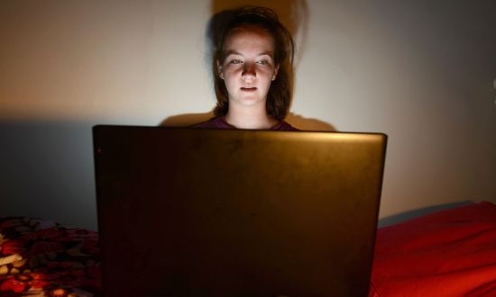 时过午夜还不能离开社交媒体，其实本身就是一个值得研究的现象