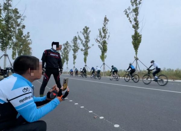 9月20日，一骑行团在事发路段竞速骑行。人民网记者 游天燚摄
