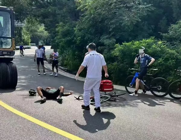 戒台寺山区公路事故现场。受访者供图
