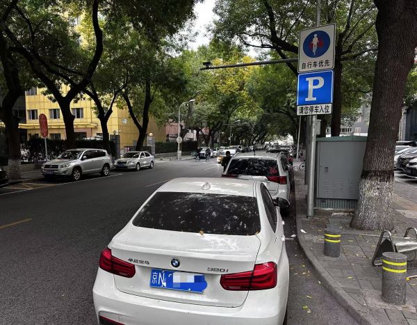 北京西城区某道路竖立自行车优先提示牌。人民网记者 游天燚摄