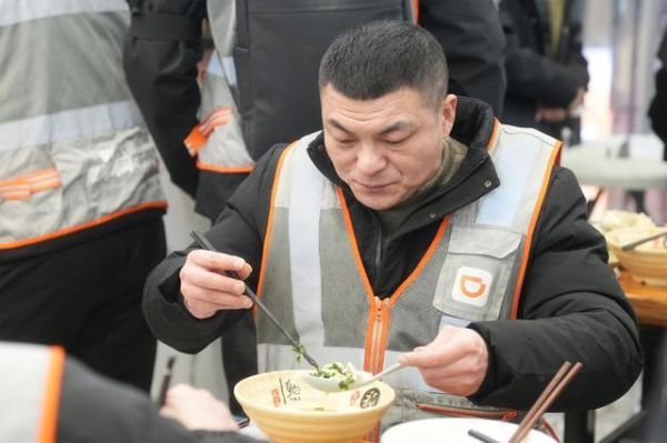 伴夜食堂請(qǐng)代駕司機(jī)吃夜宵