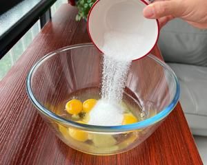不用水 松软香甜老式鸡蛋糕 超简单的做法 步骤1