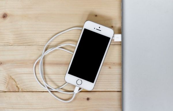 apple-iphone-smartphone-desk.jpg