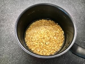 香蕉燕麥粥的做法 步驟2