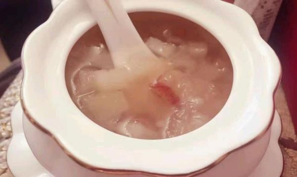 清涼甜品，以西瓜銀耳羹為代表（健康飲食的選擇）