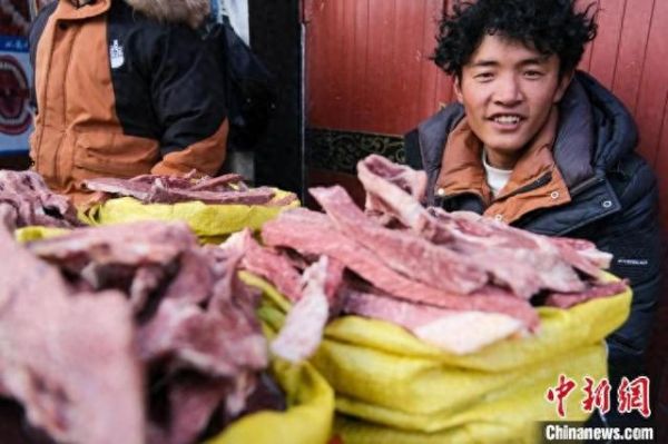 資料圖為2024年2月5日，藏歷新年前，一位年輕的牧民在拉薩沖賽康市場(chǎng)附近賣自家曬制的風(fēng)干牦牛肉。中新社記者 江飛波 攝