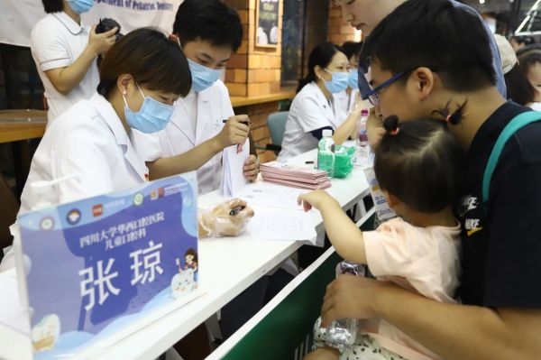 四川大学华西口腔医院儿童口腔科副主任张琼为小朋友进行口腔健康评估