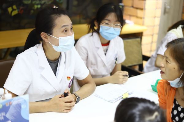 四川大学华西口腔医院儿童口腔科主治医师周昕现场为孩子家长科普
