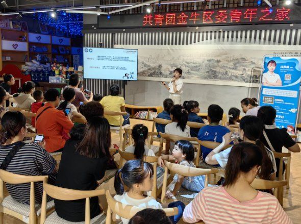 四川大学华西口腔医院儿童口腔科护师汤薇薇为家长和孩子进行名为“各年龄阶段儿童口腔健康维护要点”的主题讲座