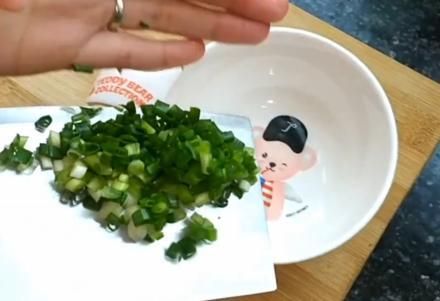 教你如何正確制作營養(yǎng)又健康的泡面方法?。?></p><p> 接著找來一袋方便面,準(zhǔn)備一個干凈的大碗,將方便面撕開取出里面的面餅裝入干凈的大碗中。這時將方便面里面本身的配料包中的一袋也就是蔬菜包撕開倒入碗中。放進去之后往碗中倒入適量的開水,將方便面浸泡起來即可。接著再來一只干凈的盤子蓋上方便面,等方便面泡兩分鐘之后再揭開。</p><p> <img src=