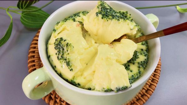 天天给宝宝做蛋羹,这样做宝宝最爱吃,有虾有菜宝宝辅食营养丰富