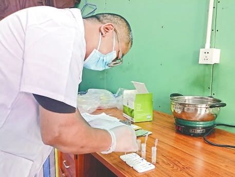 圖二：食品檢測師劉滿成正在對鮮肉是否含瘦肉精進(jìn)行快檢。
