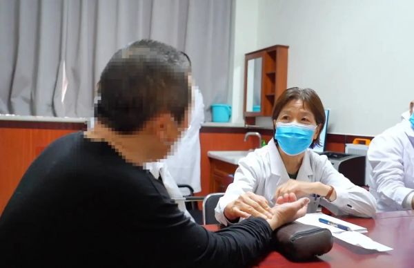 名醫(yī)說 | 名中醫(yī)王利蘭：毛囊炎，分階段、內(nèi)調(diào)外治是核心！