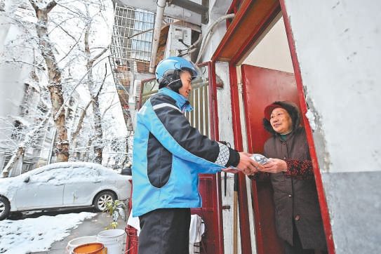 1月21日晚到22日晨，湖南长沙城区迎来2024年首场降雪。针对行动不便的高龄、失能、残障等独居老人，长沙市天心区裕南街街道联合外卖骑手志愿者为老人免费送餐上门。