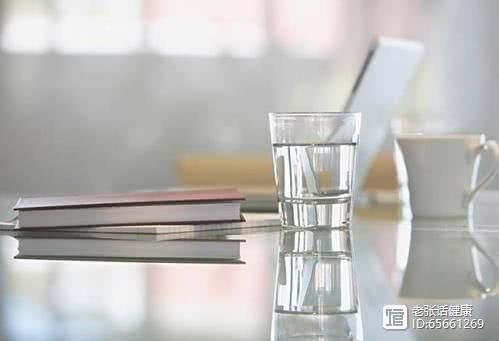 桶裝水、礦泉水、燒開的自來水，長期喝哪種水的人更健康？