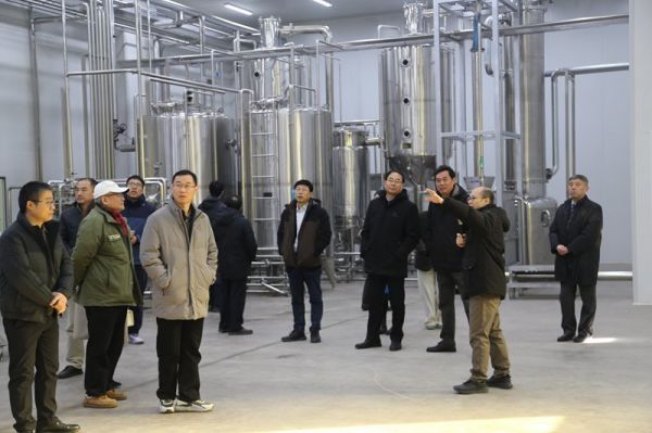 来宾参观春之元工厂（图片来源：春雪食品）