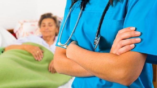 女人平胸怎么才能讓胸部變大推薦4個的豐胸按摩方法