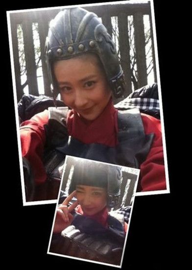 穎兒女扮男裝英姿颯爽