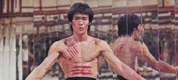 李小龍拜師于葉問，發(fā)現(xiàn)李小龍生理“缺陷”，斷言李小龍“短命”