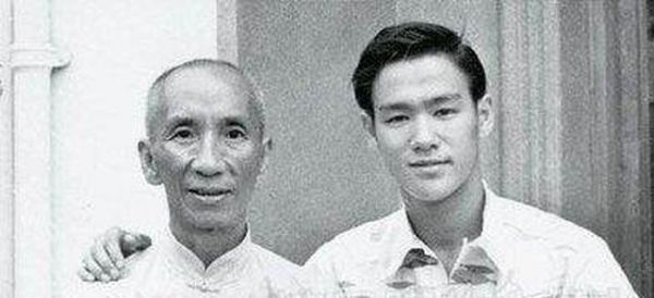 李小龍拜師于葉問，發(fā)現(xiàn)李小龍生理“缺陷”，斷言李小龍“短命”