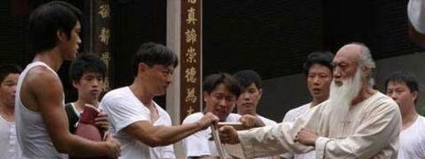 李小龍拜師于葉問，發(fā)現(xiàn)李小龍生理“缺陷”，斷言李小龍“短命”